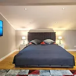3 Rooms - Zimmervermietung Naehe Flughafen Ber - Gratis Wlan, Parken & Netflix Homestay Berlin