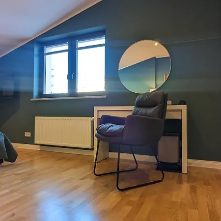 3 Rooms - Zimmervermietung Naehe Flughafen Ber - Gratis Wlan, Parken & Netflix Homestay *