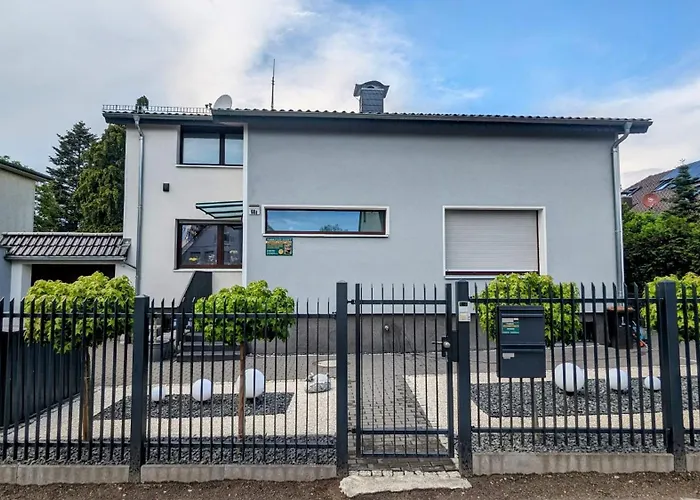 3 - Zimmervermietung Naehe Flughafen Ber - Gratis Wlan, Parken & Netflix Berlín