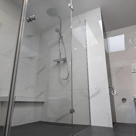 3 Rooms - Zimmervermietung Naehe Flughafen Ber - Gratis Wlan, Parken & Netflix Homestay *