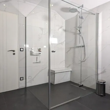 3 Rooms - Zimmervermietung Naehe Flughafen Ber - Gratis Wlan, Parken & Netflix Berlin