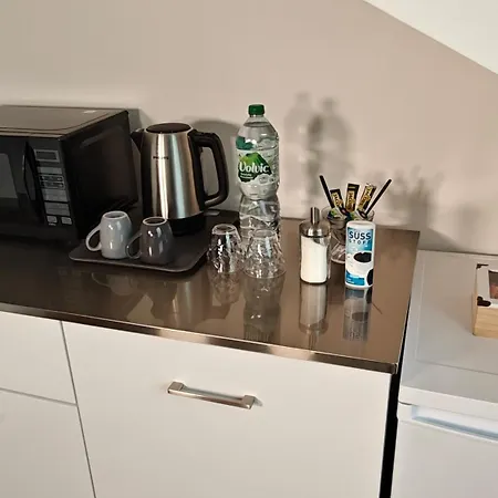 3 Rooms - Zimmervermietung Naehe Flughafen Ber - Gratis Wlan, Parken & Netflix Homestay